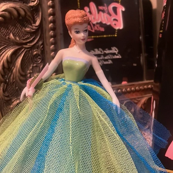 Barbie - 1963 Senior Prom Porcelain Musical figurine. (Reproduction 1994) - Picture 3 of 17